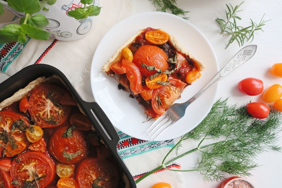 sliced tomatoes plate